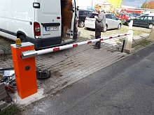 automatická parkovací zábrana závora Mercedes