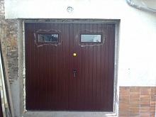 dvoukřídlá garážová vrata