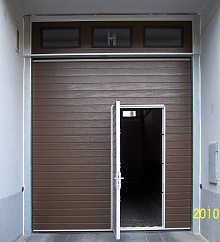 sekční garážová vrata s dveřmi 13