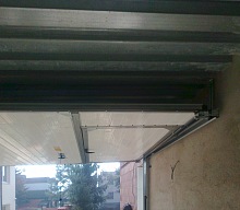 garážová vrata s dveřmi výklopná 3