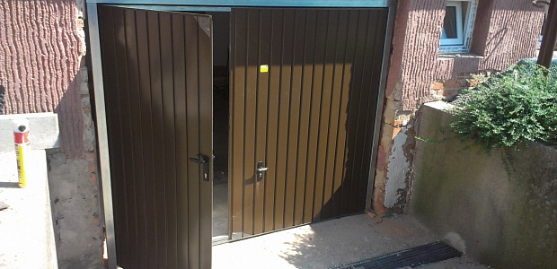 garážová vrata dvoukřídlá