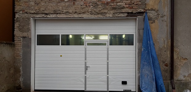 garážová vrata s dveřmi